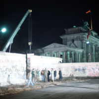 Crane_removed_part_of_Wall_Brandenburg_Gate.jpg